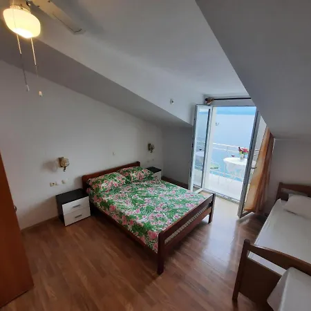 Beachfront Villa Palma Apartment Omiš